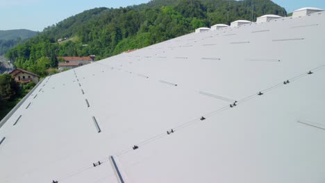 Big-hall-rooftop-insulated-with-grey-isolation-panels-with-plastic-light-domes