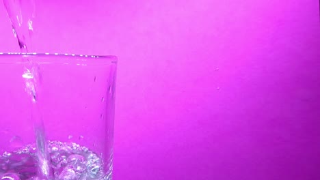 Wasser-Wird-In-Das-Glas-Links-Vom-Video-Gegossen