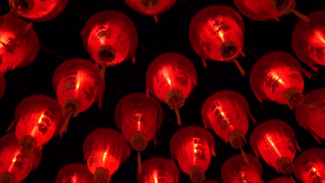 Eine-Nahaufnahme-Von-Chinesischen-Traditionellen-Roten-Laternen,-Die-Am-Himmel-Hängen-Und-Liebe,-Helligkeit-Und-Schutz-Symbolisieren