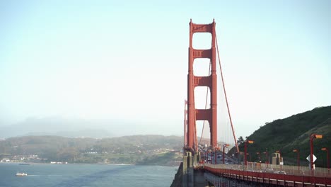 Malerischer-Blick-Auf-Die-Golden-Gate-Bridge-Und-Die-Bucht-Während-Der-Hauptverkehrszeit