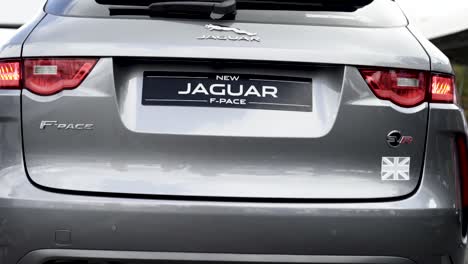 Grauer-Jaguar-F-Pace-Heck-Mit-Roten-Scheinwerfern