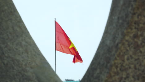La-Bandera-De-Vietnam-Vuela-Entre-La-Rama-Del-árbol