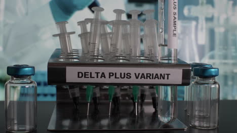Reagenzglasproben-Der-Delta-Plus-Variante-Werden-Aus-Dem-Gestell-Entfernt