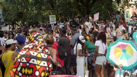 Manifestantes-En-El-Parque-Fuera-Del-Ayuntamiento-De-Nueva-Orleans,-Luisiana