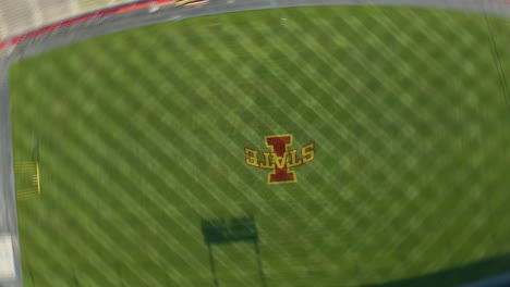 Schnelle-Umkreisende-Aufnahme-über-Dem-Logo-Der-Iowa-State-University-Im-Jack-Trice-Stadium-Mit-Bewegungsunschärfe