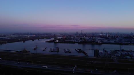 Ausgedehnter-Hafen-Von-Maasvlakte-In-Rotterdam-In-Der-Abenddämmerung