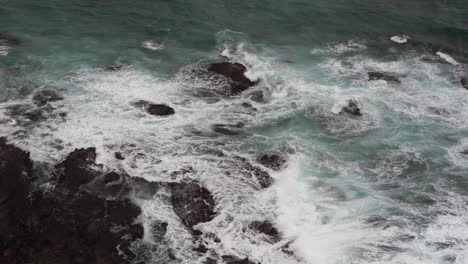 Friedliche,-Beruhigende-Aufnahmen-Von-Wunderschönen-Blauen-Ozeanwellen,-Die-Das-Felsige-Ufer-An-Der-Küste-Von-Loch-Ard-Gorch-12-Apostles-Und-Dem-Hinterland-Von-Port-Campbell-Zerschmettern