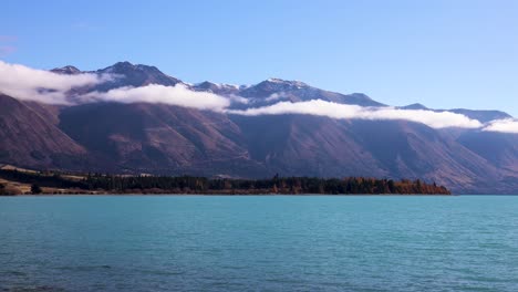 Lapso-De-Tiempo-De-Nubes-Bajas-Rodantes-Sobre-Los-Alpes-Del-Sur-De-La-Cuenca-Mackenzie-En-El-Lago-Ohau