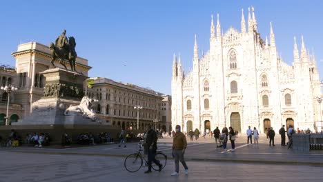 Mailand,-Italien---03.-Mai-2021:-Touristenmenge-Auf-Dem-Platz-Vor-Dem-Duomo-Von-Mailand,-Italien,-Viele-Menschen-Mit-Masken,-Um-Sich-Vor-Covid-19-infektion,-Pandemie,-Virus-Zu-Schützen