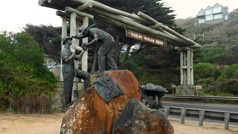 Great-Ocean-Road-Memorial-Arch-Und-Statue-Von-Soldaten-Des-Ersten-Weltkriegs,-Australien
