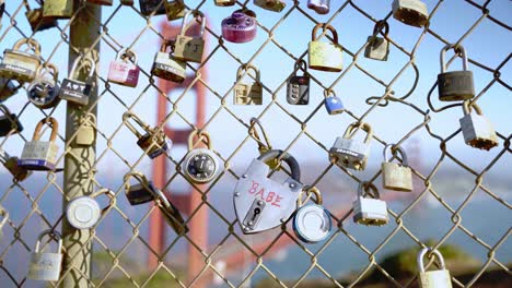 Many-locks-on-a-wire-metal-fence-and-the-Golden-Gate-Bridge-in-the-background