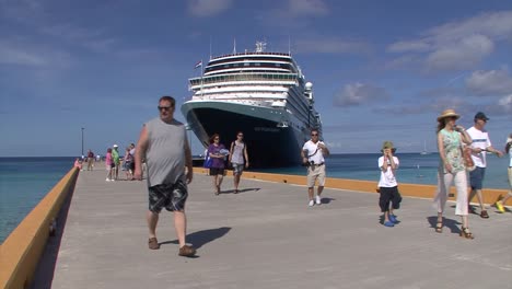 Passengers-of-Nieuw-Amsterdam-cruise-ship-visiting-Grand-Turk-island,-Turks-and-Caicos-Islands