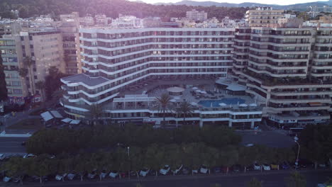 Fachada-Exterior-De-Hotel-De-4-Estrellas-Con-Piscina-De-Lujo-En-Palma,-Mallorca,-España