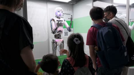 Besucher-Interagieren-Mit-Dem-Britischen-„robothespian“-Während-Der-„robots“-ausstellung-Im-Hong-Kong-Science-Museum-In-Hong-Kong