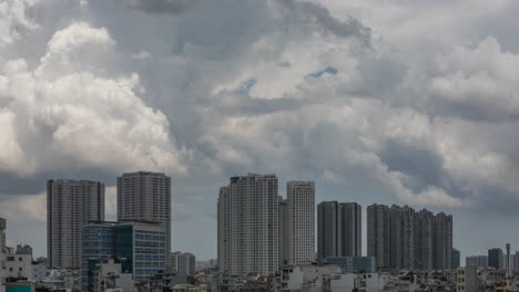 Zeitraffer-Dramatischer,-Sich-Schnell-Bewegender-Tropischer-Sturmwolken-Mit-Städtischen-Hochhäusern
