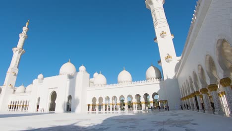 Visitors-at-the-majestic-inner-courtyard-of-Sheikh-Zayed-Grand-Mosque