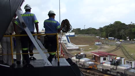 Panama-Canal-workers-waiting-to-throw-the-mooring-lines-for-the-ship-to-be-pulled-in-the-Gatun-Locks