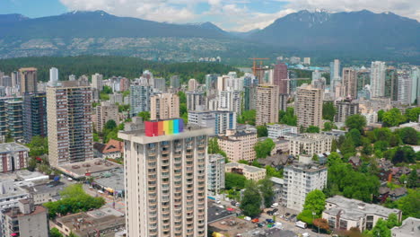 Die-Skyline-Von-West-End-Downtown-Vancouver-Mit-Bergkette-Und-Blauem-Himmelshintergrund