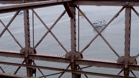 Blick-Auf-Passagierfähren-Wassertaxiboote-Durch-Eine-Brücke-Am-Hudson-River,-New-York-City,-New-York