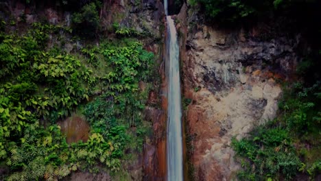 4K-Luftaufnahmen-Eines-Riesigen-Wilden-Wasserfalls-In-Einer-Grünen-Umgebung-In-Sao-Miguel,-Azoreninseln