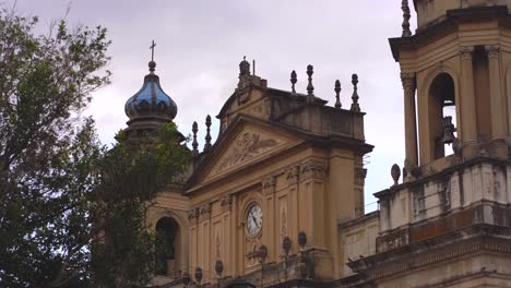 Tilt-up-shot-of-Guatemala-cathedral