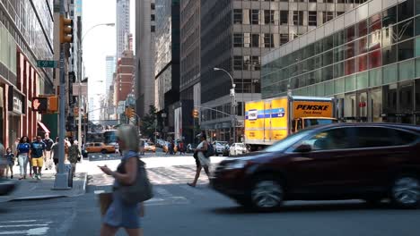 Städtische-Straße-Mit-Menschen-Und-Autos-Auf-Einem-Belebten-Verkehrsplatz-In-Manhattan,-New-York-City