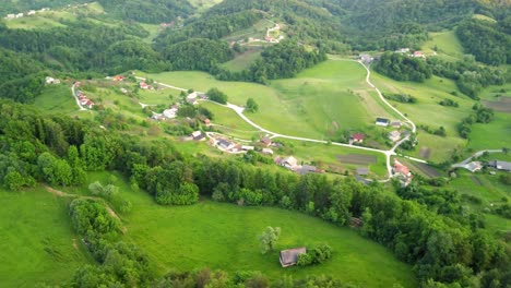 Schöne-Landschaft-Eines-Dorfes-Inmitten-Grüner-Landschaft-In-Slowenien