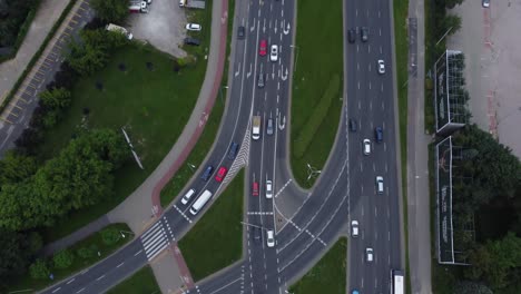 Ein-Drohnenvideo-Von-Autos-An-Einer-Verkehrskreuzung-In-Warschau,-Polen