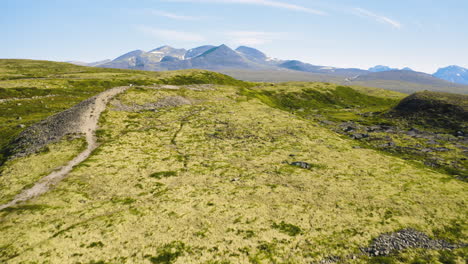 Vasto-Terreno-Exuberante-Con-Pendientes-En-El-Parque-Nacional-De-Rondane-En-Noruega