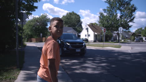 Junges-Afroamerikanisches-Kind-Schaut-In-Beide-Richtungen,-Bevor-Es-Die-Straße-überquert
