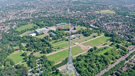 Dolly-Forward-Drohne-Schoss-In-Richtung-Crystal-Palace-Park-Und-Funkturm