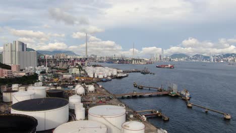 Puerto-Comercial-De-Hong-Kong,-Acceso-Aéreo-Que-Pasa-Por-Encima-Del-Depósito-De-Almacenamiento-De-Petróleo-Y-Productos-Químicos