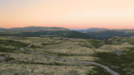 Cabañas-Aisladas-Con-Senderos-Cerca-De-Los-Valles-Del-Parque-Nacional-De-Rondane-En-Noruega-Durante-La-Puesta-De-Sol