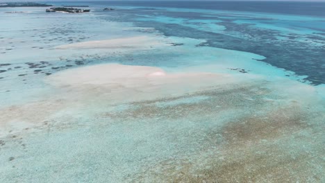 Blaue-Lagune-Weißer-Sandstrand-Malediven-Landschaft-Atoll-Türkisfarbenes-Wasser-Des-Indischen-Ozeans