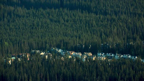 Banff-Town-Neighbourhood-in--Mountains