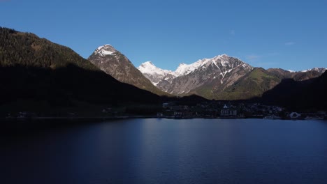 Amanecer-Junto-Al-Increíble-Lago-Glacial-Achensee-En-Las-Montañas-Alpes-Vista-Aérea-Pertisau