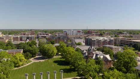Aerial-Pullback-Reveals-Iconic-Columns,-University-of-Missouri-Admissions-Office