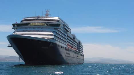 Vista-Frontal-De-Un-Gran-Crucero-Fantasma-Anclado-En-El-área-De-Baja-California
