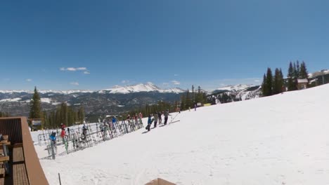 Mittagessen-In-Einem-Skigebiet-Mit-Blick-Auf-Die-Rocky-Mountains-Im-Winter