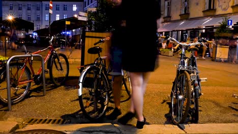 Lapso-De-Tiempo-De-Bicicletas-Estacionadas-En-La-Noche