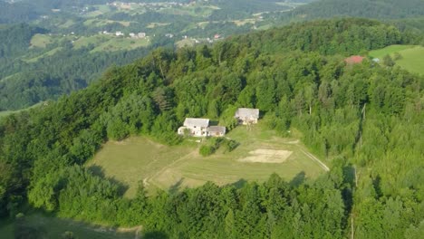 Landschaft-Hochland-Grüner-Sommerwald-Und-Wiesen-Mit-Bauernhäusern