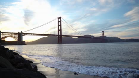 Wunderschöner-Sonnenuntergang-Am-Meer-Und-Der-Beliebten-Golden-Gate-Bridge