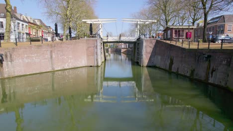La-Gente-Cruza-El-Puente-Peatonal-Sobre-El-Canal-Holandés