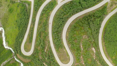 Vista-De-Arriba-Hacia-Abajo-De-La-Carretera-De-Montaña-En-Stryn,-Noruega---Toma-Aérea-De-Drones