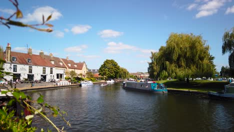 Ein-Boot-Auf-Dem-Fluss-Ely-Norfolk,-Dem-Flussufer-Des-Flusses-Great-Ouse-Und-Traditionellen-Häusern,-Ely,-Cambridgeshire,-Norfolk,-Großbritannien