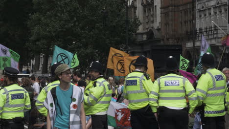 Los-Oficiales-De-La-Policía-Metropolitana-De-Londres-Están-Junto-A-Los-Manifestantes-En-Whitehall-En-Londres,-Bloqueados