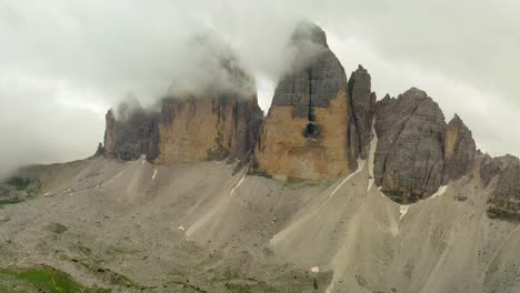 Las-Nubes-Cubren-Tre-Cime-Dilavaredo-En-Dolomitas,-Tirol-Del-Sur,-Italia
