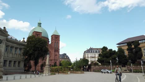 Stadtrundfahrt-Durch-Straßburg-Mit-Historischen-Gebäuden-Und-Kirche