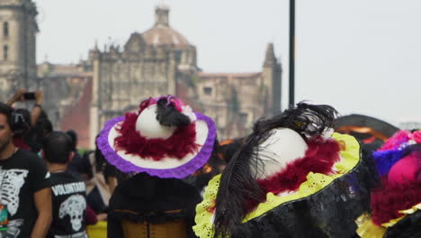 Kostümierte-Menschen-Am-Tag-Der-Totenparade-In-Mexiko-stadt-Mit-Zocalo-Im-Hintergrund