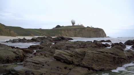 Waves-crashing-onto-rocks-and-panoramic-view-of-the-Pillar-Point-in-Half-Moon-Bay,-California